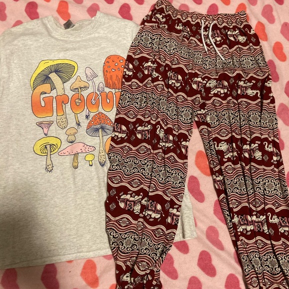 Groovy mushroom t shirt with red hippie print flowy pants - Picture 1 of 1